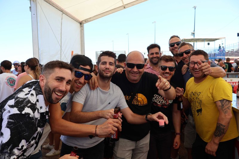 GALERIA DE FOTOS de l'estrene del BARET de les festes de DUANES: gran ambient, “botellins” a caixes i, a més… bous a la mar GALERIA DE FOTOS de l'estrene del BARET de les festes de DUANES: gran ambient, “botellins” a caixes i, a més… bous a la mar
